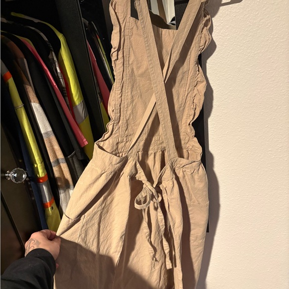 Tan Ruffled apron with pockets - Picture 3 of 3